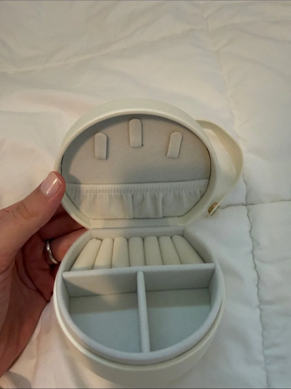 Monogrammed Cream Leatherette Circle Jewelry Purse - a